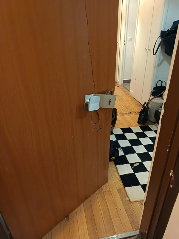 Porte fracturée avec plaque de renfort après effraction